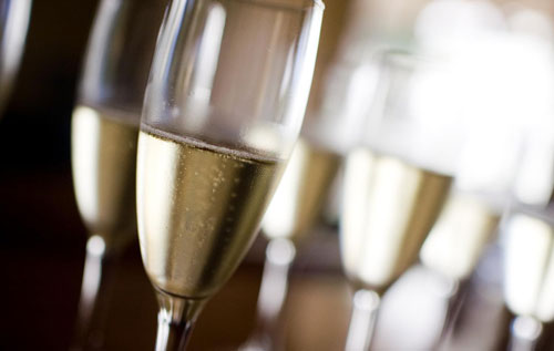 香槟酒（Champagne）是葡萄酒吗？